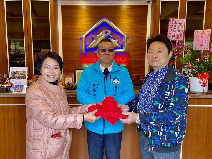 在金門縣政府觀光處長張瑞心（中）見證下，金門縣民宿旅遊發展協會第10屆理事長17日完成交接，新任理事長蘇莉云（左）自榮譽理事長卞化（右）手中接下印信。（金門縣政府提供）
