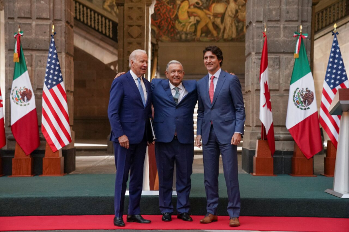 墨西哥總統羅培茲歐布拉多(Andres Manuel Lopez Obrador)(中) 在墨西哥市(Mexico City)，歡迎美國總統拜登(左)和加拿大總理杜魯道(Justin Trudeau)(右)，參加「三友峰會」。