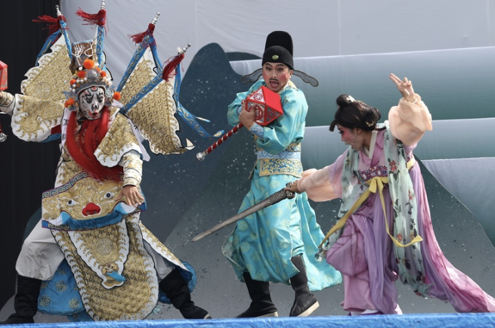 紙風車劇團「哪吒鬧龍宮」14日晚間將在兩廳院藝文廣場演出，12日舉辦記者會宣傳，並宣布13日加演一場，邀請雙北民眾免費看戲。圖為演出片段。