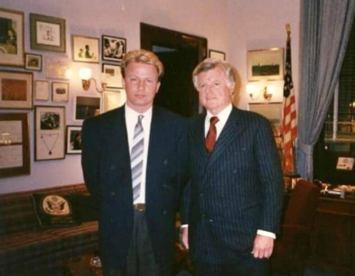 昆布勞（左）1990年與時任美國聯邦參議員甘迺迪（右）合影。（昆布勞提供）