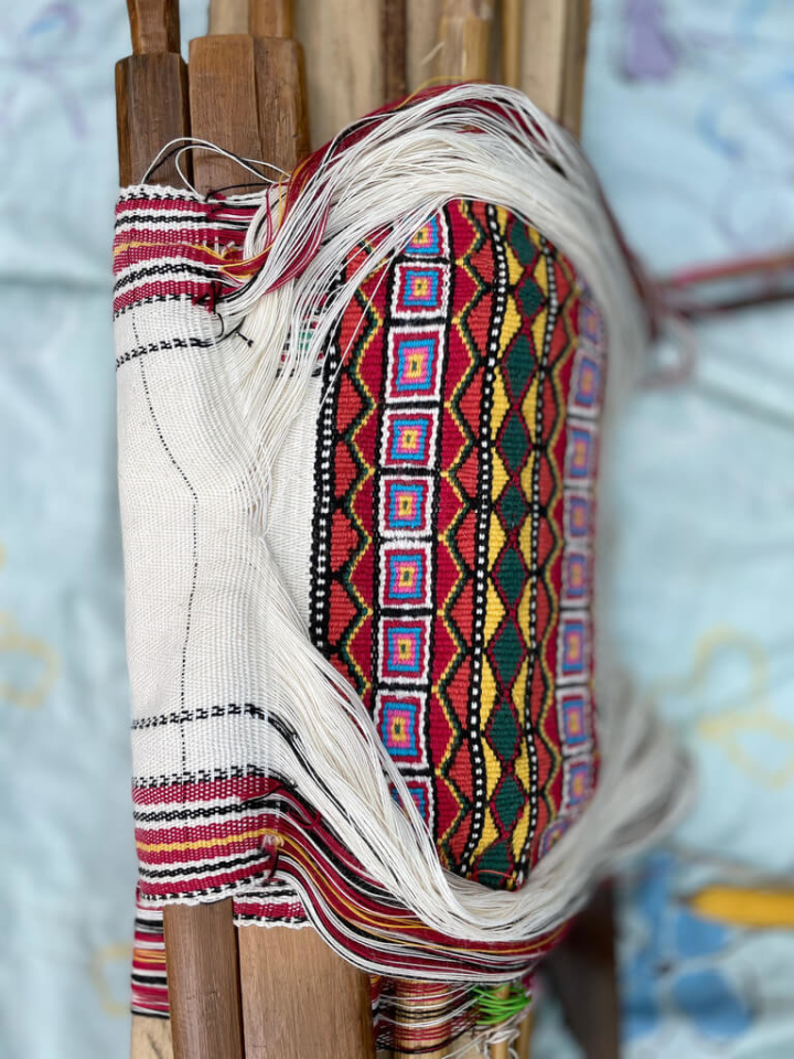 南投縣文化局發布公告，將「布農族傳統織布工藝」列為南投縣傳統工藝類文化資產，織布為布農族婦女傳統技藝，在布農族傳統織布工藝中，竿數越多圖案就越大，也跟著繁複華麗而斑斕，深具藝術價值。（南投縣文化局提供）