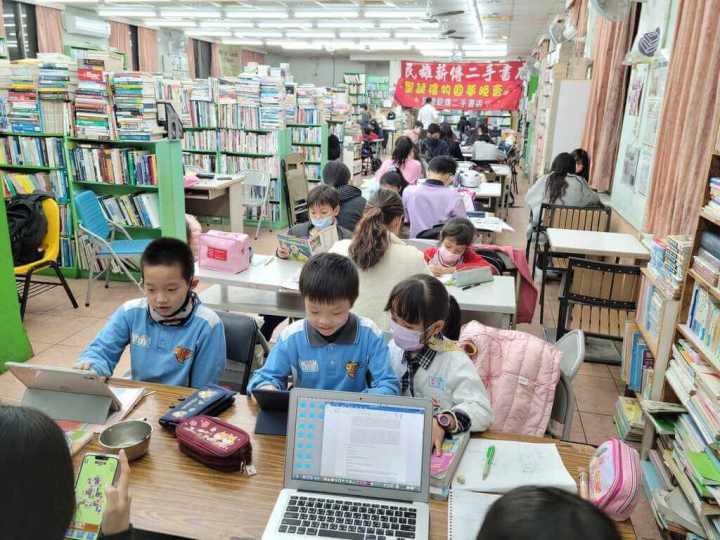 台北世貿二館退休館長黃金山回故鄉民雄開二手書店，免費輔導清寒學生課業至今已12年，受惠學生逾2000人，租用處卻因鐵路高架化將拆除，黃金山10日緊急呼籲社會大眾幫弱勢孩子找個新家。（黃金山提供）