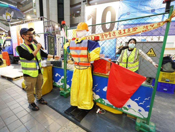 第31屆台北國際書展31日將開幕，「讀字公民書區」今年將展區變成「工地」，獨立出版聯盟理事長陳夏民（前左）30日化身「工頭」，為媒體導覽「讀字工地」，邀請民眾開幕後前來閱讀，現場還有工地會有的工作人偶。