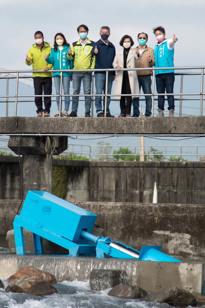宜蘭縣安農溪分洪堰微水力8日啟用，是全台首座自發自用微水力發電環境教育示範場域，年可發電近8000度，運用於安農溪右岸自行車道供應照明及充電站。圖為宜蘭縣長林姿妙（右3）帶領與會者了解發電情形。（宜蘭縣政府提供）