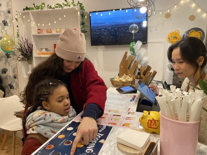 手搖飲文化已深植法國年輕族群，安娜伊斯帶著家人來買珍奶，唸小學的瑪莉（左）告訴記者自己最喜歡喝清爽的水蜜桃茶加珍珠，還透過新聞報導知道珍奶的發源地是台灣。