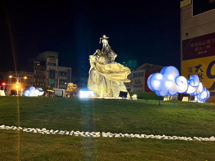 雲林縣虎尾燈會13日起至2月5日共為期24天，會場分4大區，分別為大成多功能活動中心「虎尾宇宙燈區」、縣定古蹟虎尾涌翠閣與百年水塔「虎尾時光機燈區」、圓環鋼雕素還真「虎圓雲生燈」（圖）及虎尾鐵橋「虎愛你燈區」。 （虎尾鎮公所提供）