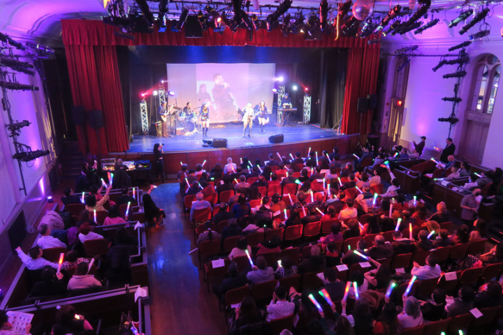 「為下一代而唱 FASCA Next」慈善演唱會14日在紐約市皇后區法拉盛文藝中心舉行，上百名僑胞響應亞裔未來基金會號召，現場座無虛席。