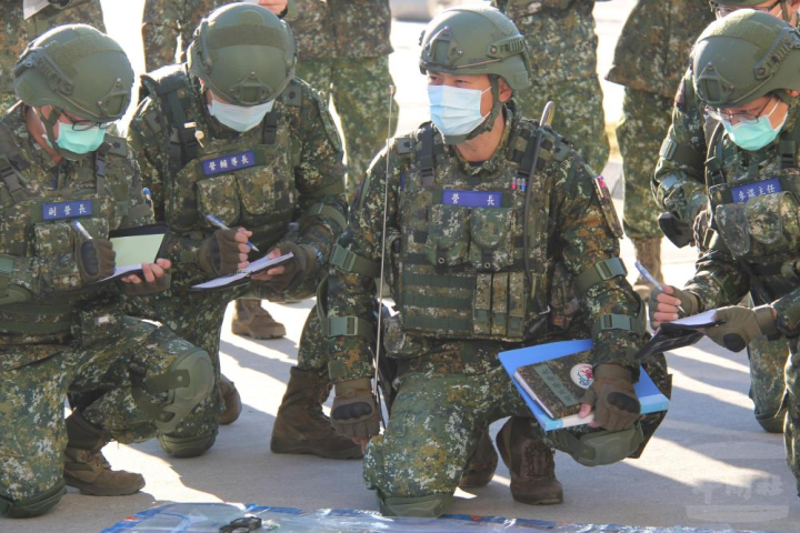 陸軍裝甲第586旅砲兵營日前於砲兵部隊測考中心接受基地普測測考。（陸軍第十軍團提供）