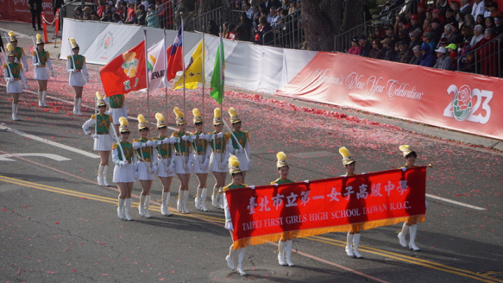 北一女中樂儀旗隊代表台灣參加美國玫瑰花車遊行，2日掌旗手舉著總統蔡英文親授的中華民國國旗，帶領隊伍進場。
