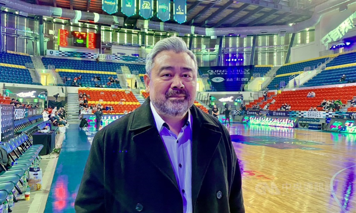 Steelers general manager Kenny Kao just before the Kaohsiung team’s game against the Braves at Taipei Heping Basketball Gymnasium on Sunday. CNA photo Jan. 29, 2023