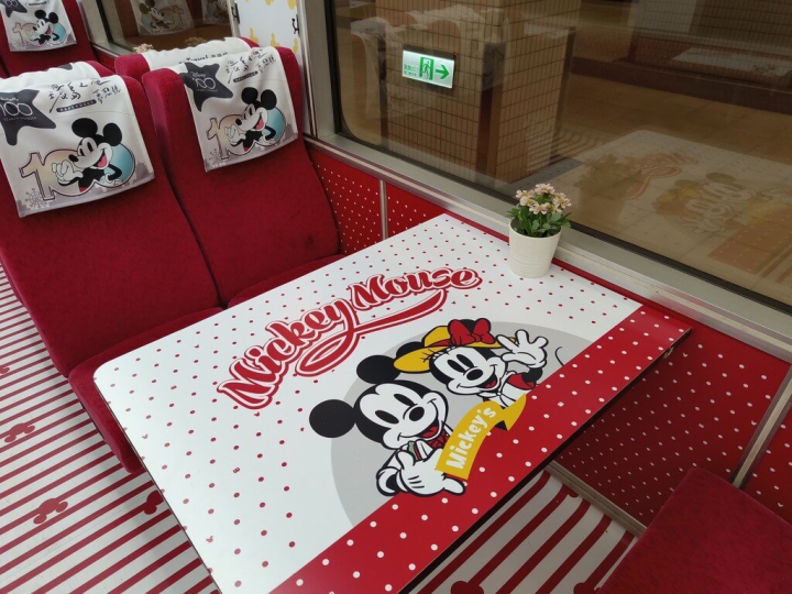 台鐵觀光列車「環島之星」17日亮新裝，集結10款迪士尼人氣角色打造的特色主題車廂萌翻天，將於19日起正式營運。圖為「米奇與好朋友」主題。（台鐵提供）