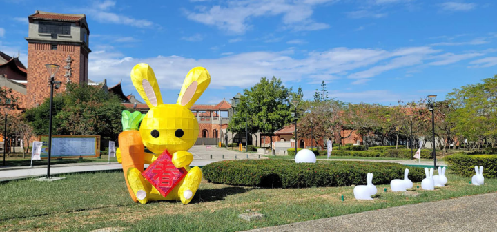 嘉義縣表演藝術中心迎新春，以「藝童趣走春」為主題，近日在入口處設置3.5米萌兔花燈。（嘉義縣政府提供）