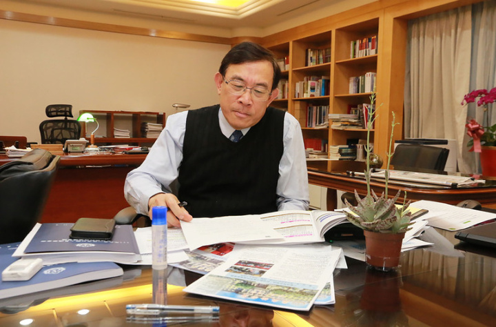 最高檢察署檢察總長邢泰釗（圖）在九合一地方公職人員選舉期間勤走基層，看到頭髮花白的地檢署檢察長捲起袖子帶著年輕檢察官辦案，讚嘆這象徵真正的檢察一體，唯有如此團隊合作，才能擴大查賄能量。