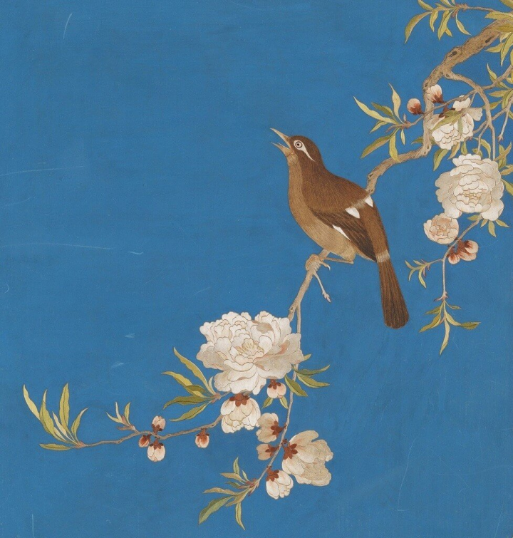 農曆春節將至，故宮南院亞洲織品展應景推出「清閬苑長春」冊中2幅月令花卉刺繡作品。其中「南枝祝慶」繡著畫眉鳥站在桃花枝上，寓意喜上眉梢。（故宮南院提供）