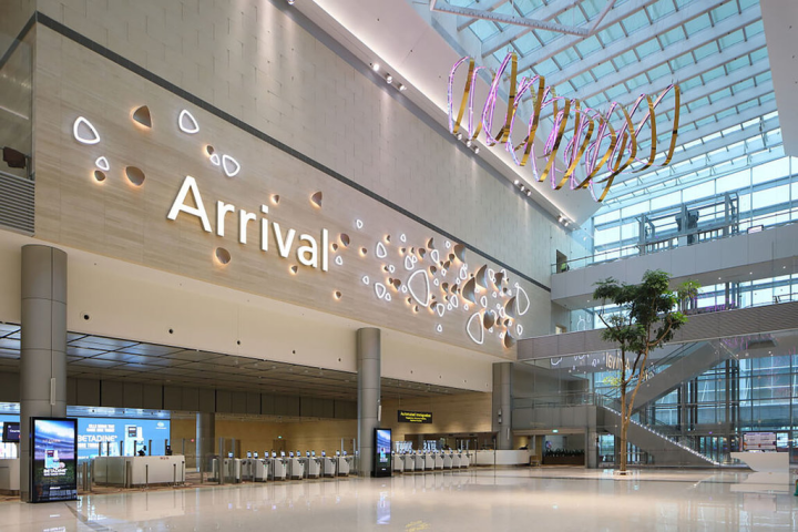 新加坡樟宜機場第4航廈因疫情而關閉2年多，隨著旅客量回流，已於2022年9月重啟。圖為第4航廈入境大廳的自動通關閘門。（樟宜機場集團提供）