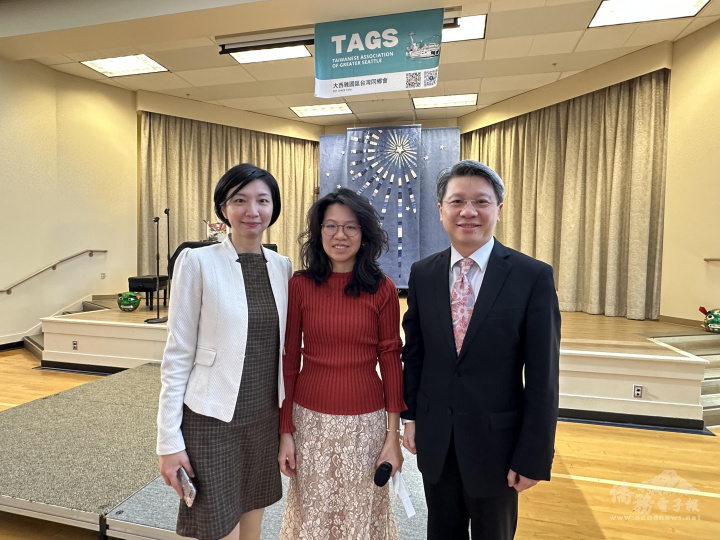 由右至左西雅圖辦事處處長甄國清、大西雅圖臺灣同鄉會陳翔容、僑教中心主任吳曉竹