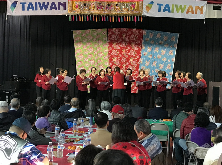 聖詠合唱團獻唱