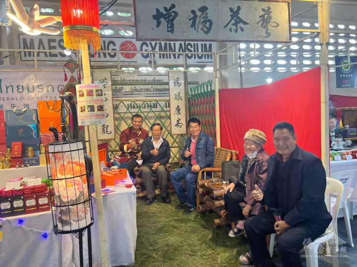 美斯樂茶會活動中，李泰增與母親及僑賢李開明、潘榮昌