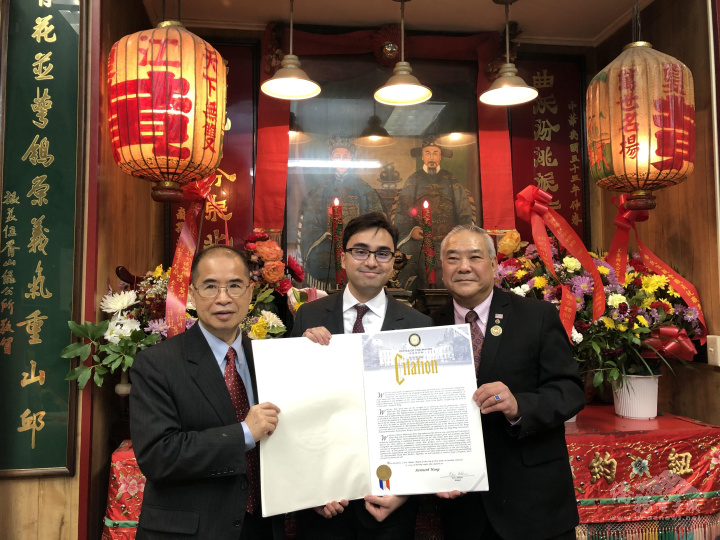 紐約市長亞當斯派代表(中)到場頒發褒揚狀給黃氏宗親會，由主席黃韶鈞(左)、黃建中(右)接受。