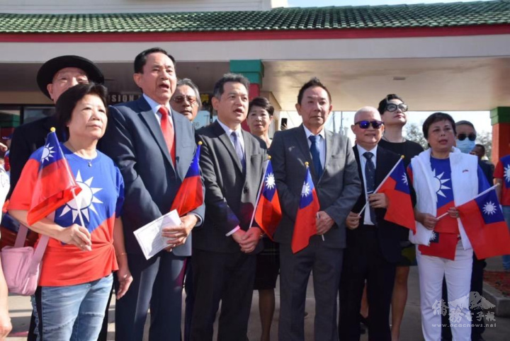 與會人員一同高唱國歌(左起：佛州華商總會會長牛淑華、僑務諮詢委員王成章、邁阿密辦事處處長紀欽耀、僑務顧問洪東躍、奧蘭多臺灣同鄉聯誼會會長趙志偉、僑務促進委員劉翠英，後排左起：僑務諮詢委員楊喬生、大奧蘭多臺商會會長周皇任、夫人郭碧娥、奇士美華人協會會長嚴培達)