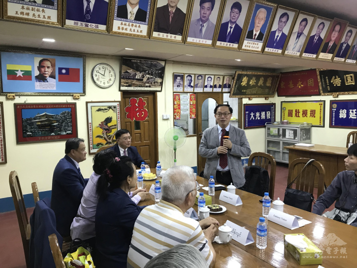 駱文傑向緬華青年國術社先進說明海青4年制專班