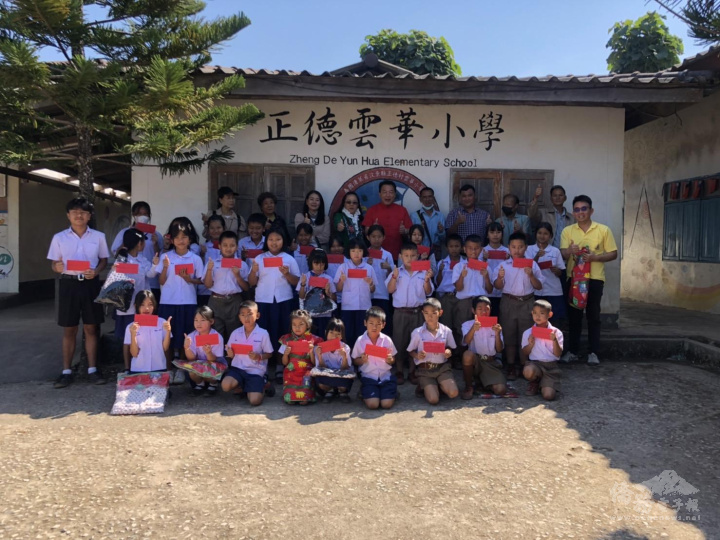 寮邊泰北正德村雲華小學發紅包情景
