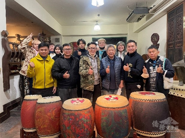 众擊坊與馬來西亞鼓手參訪響仁和鼓藝工坊。左二起為覺奏感藝術總監唐勇豪、众擊坊藝術總監陳玟天、響仁和鼓藝工坊王錫坤師傅、北野鼓藝術總監鄭洲升