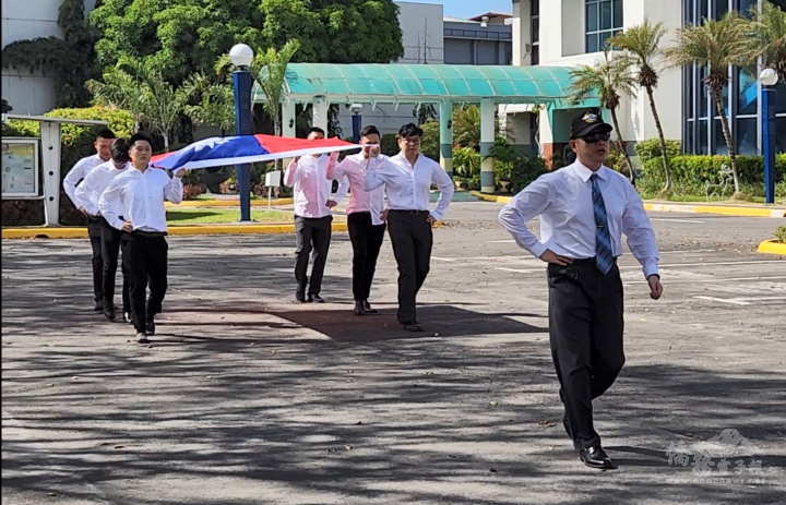 升旗典禮開始護旗人員恭迎國旗進場