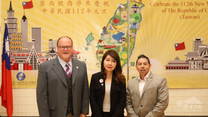 密西根州參議員朗恩斯德(左)、底特律市移民局局長托雷斯(右)