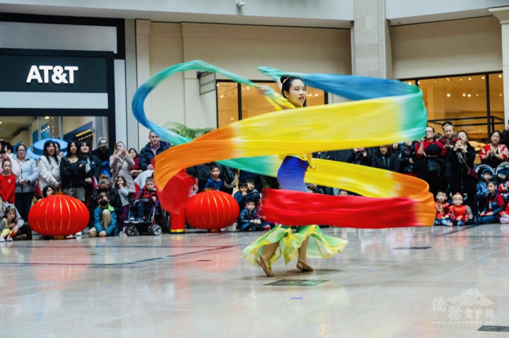 新海中文學校民族舞蹈班帶來美麗的舞姿 (莊榮耀提供)