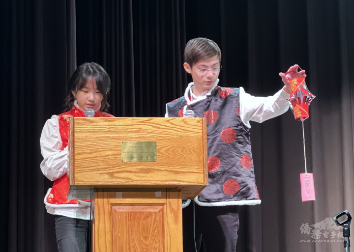 司儀魏寧、廖子恆等8年級學生擔任這次年會所有環節的主持人