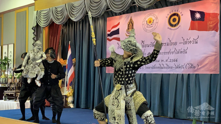 泰國文化委員會在活動中安排泰國傳統倥劇表演，演員表演精彩，肢體語言幽默豐富。