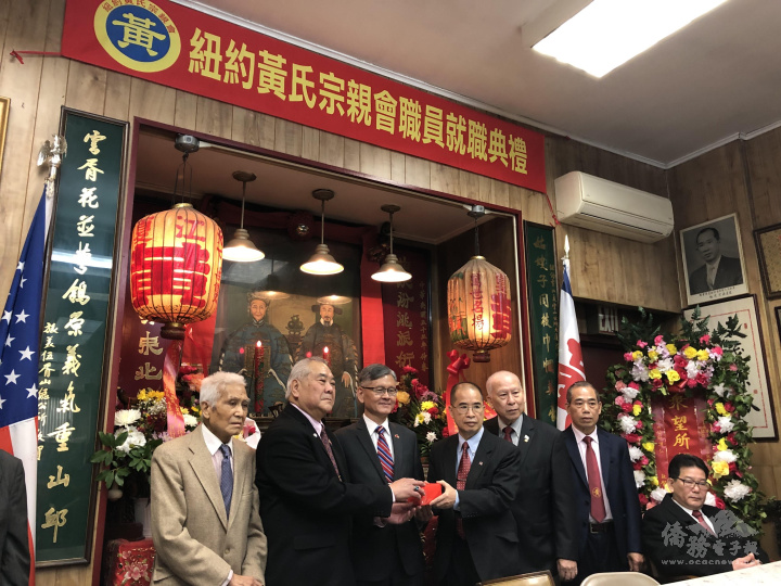 紐約黃氏宗親會2023年主席就職(左起:元老黃培湛、主席黃建中、駐紐約辦事處處長李光章、主席黃韶鈞、元老黃宏達、美東副總長黃國章)