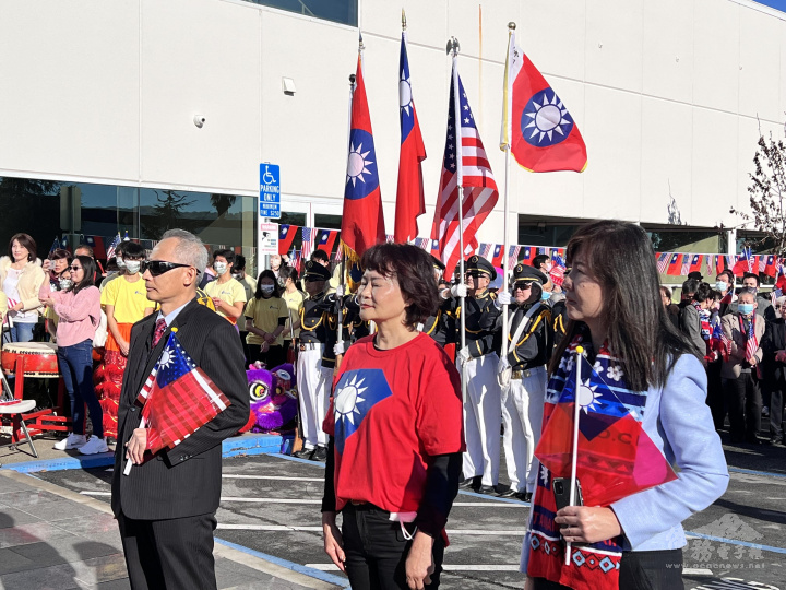 大會主席金山灣區中華民國國慶委員會主任委員馬蒨君(中)、 駐舊金山辦事處處長賴銘琪(左)、金山灣區文教中心主任莊雅淑(右)帶領大家唱國歌