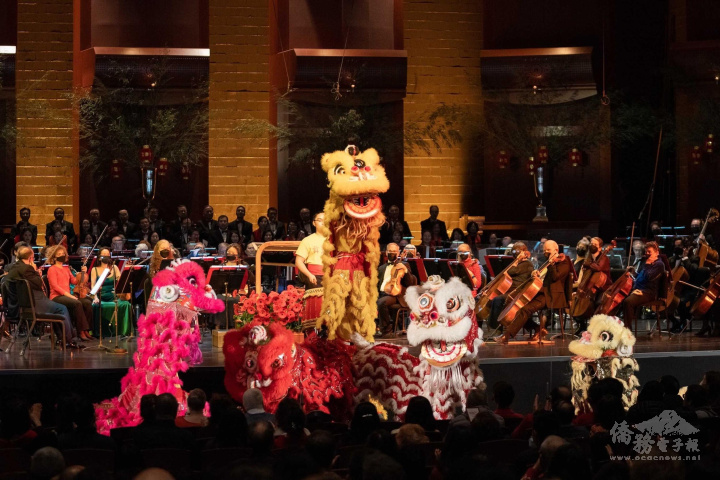 愛迪生中文學校舞獅團受邀到新澤西交響樂團音樂會表演 (新澤西交響樂團提供)