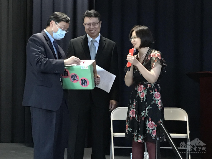 華府文教中心郭大文主任與主持人吳俊德和李宜軒進行抽獎