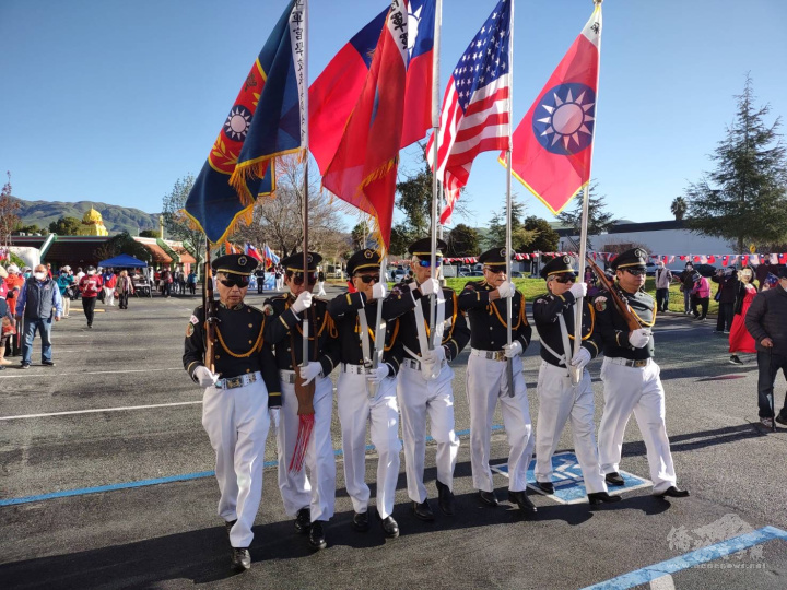 金山灣區僑界元旦升旗迎旗隊伍進場