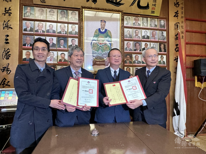 頒發賀狀由右至左：賴銘琪、陳忠、陳杏超、蘇上傑