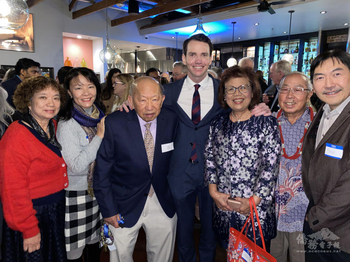 出席地區僑社代表和國會議員 Kevin Kieley ( 中）合照