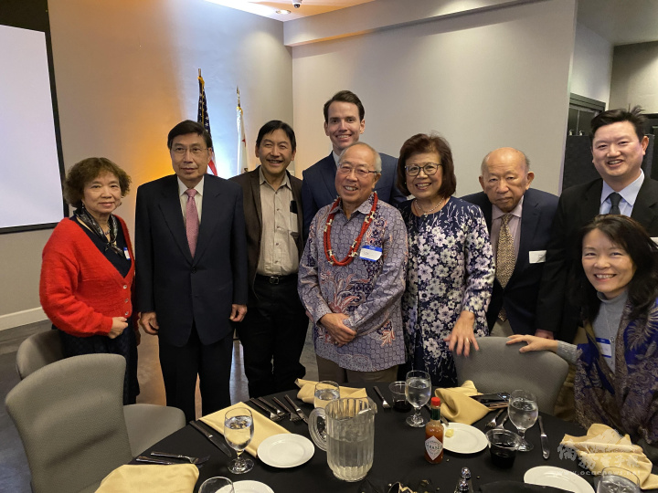 Kevin Kieley ( 中）共進晚餐