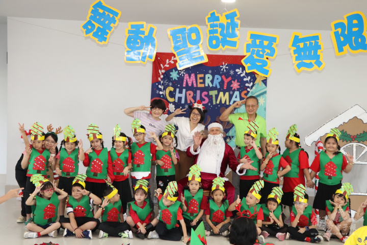 聖誕老人與寶貝們合影，留下美好的回憶與紀錄