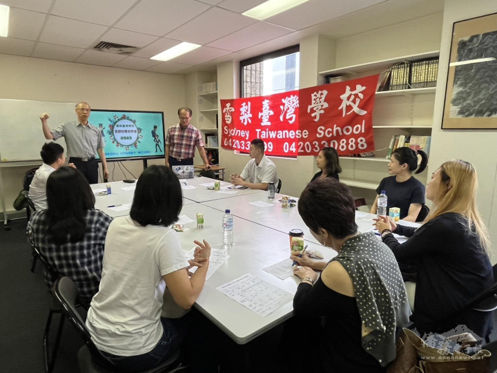 雪梨華僑文教中心主任施博祥(左)蒞臨指導鼓勵