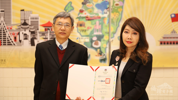 芝加哥文教中心副主任黃世聰頒發感謝狀