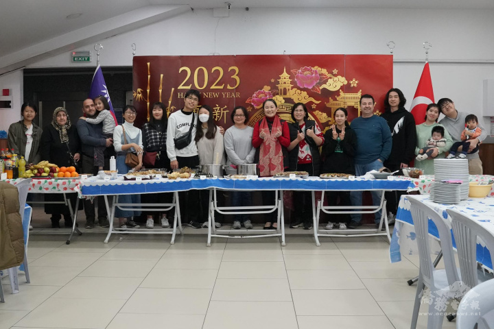土耳其臺灣同鄉會會長翁珮菁和土耳其僑務顧問周如意於滿納海學校舉辦同鄉會新年團拜