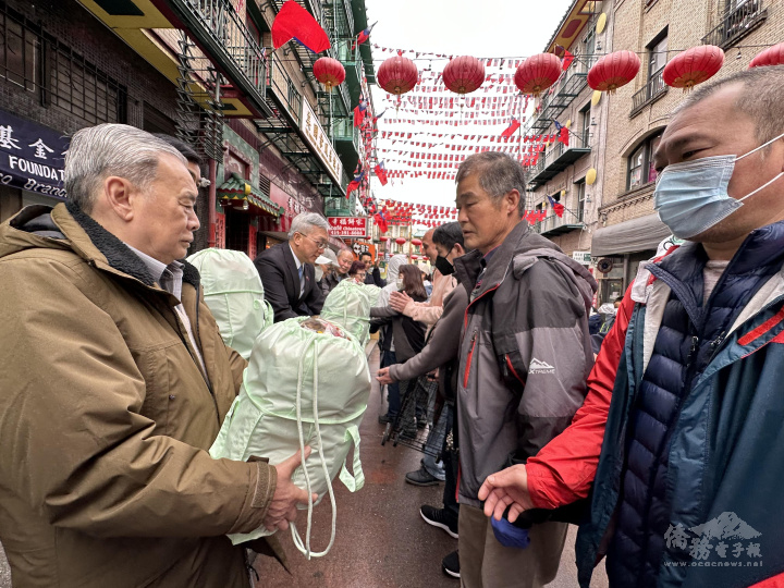 派發「新年平安祝福包」