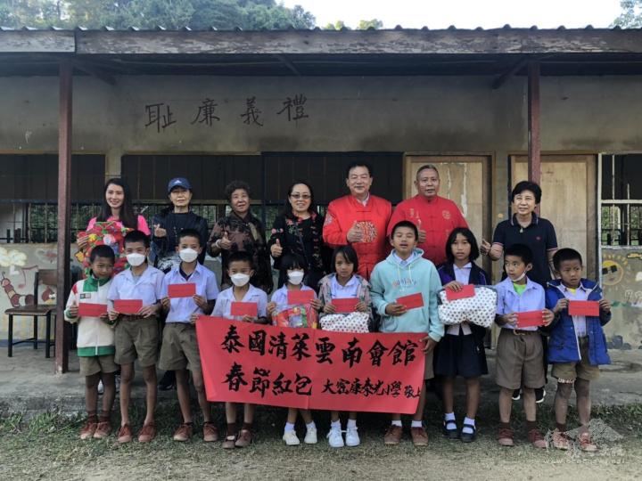 小密康光明小學發紅包情景