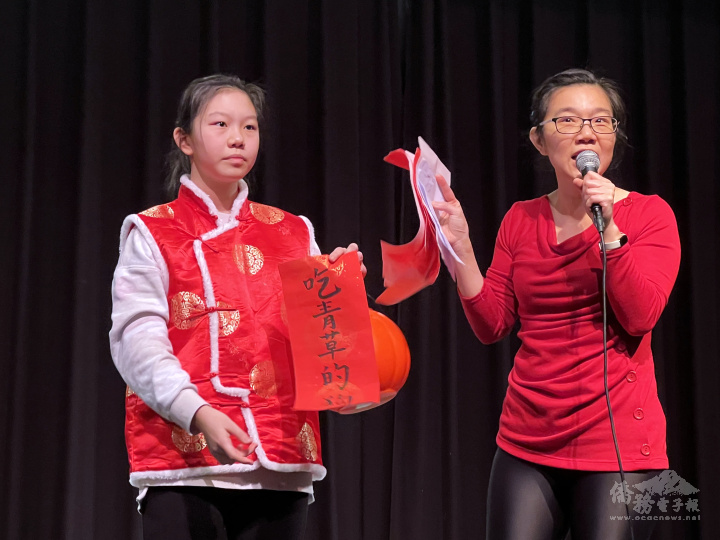 蔡佩姍和高翊齊主持「猜燈謎」遊戲