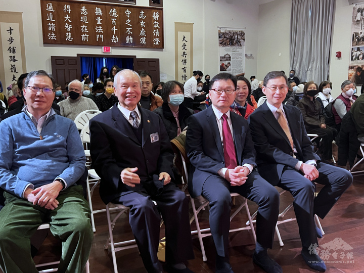 駐波士頓辦事處處長孫儉元 (右起)，波士頓文教中心主任潘昭榮，慈誠游勝雄，紐英崙中華公所主席雷國輝