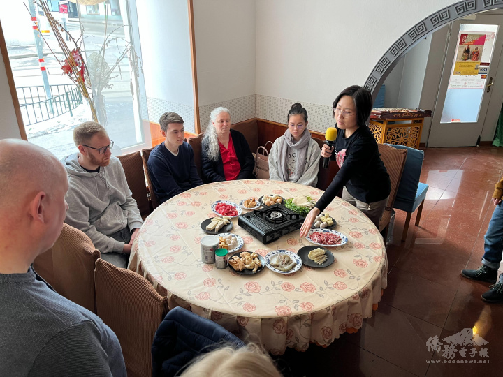 奧地利中華僑校老師向學員介紹華人新年團圓火鍋的文化背景
