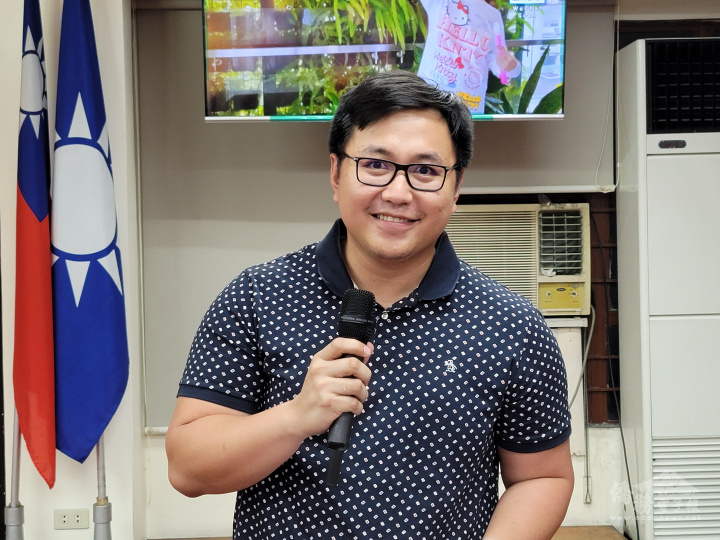 丁俊峰說，感謝徐佩勇及嚴竹蓮等人撥冗出席參加文總農曆新春聯歡會，並祝福大家兔年大吉、幸福吉祥